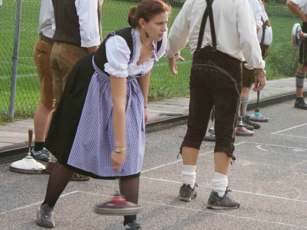 Dirndl &amp; Lederhosenturnier